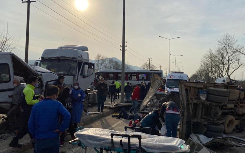 TIR'ın freni patladı ortalık savaş alanına döndü! Bursa'daki kazada ölü ve yaralı var - Resim: 1