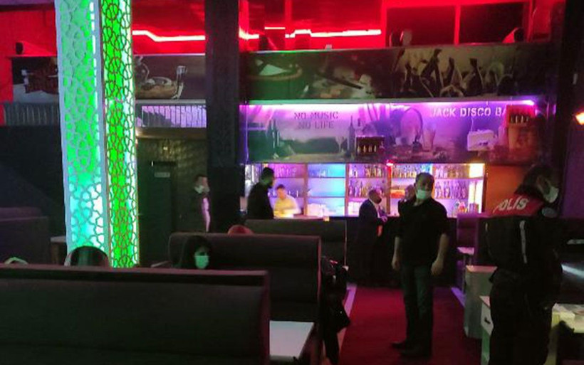 Çok yüksek riskli Konya'da pavyon baskını! Konyalı pavyondan vazgeçemiyor - Resim: 2