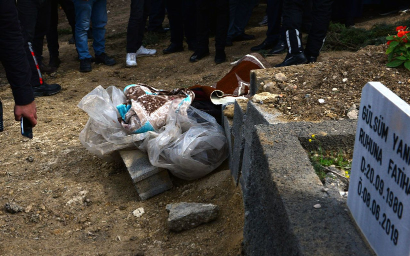Adana'da dün toprağa verdiği eşinin mezarı başında oğlunu ölü buldu - Resim: 2