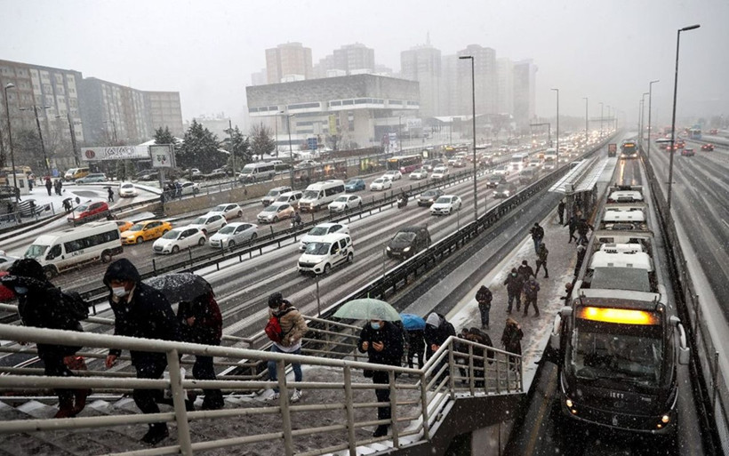 İstanbul'da kar ve dolu yağışı! Mart karı megakenti beyaza bürüdü - Resim: 4