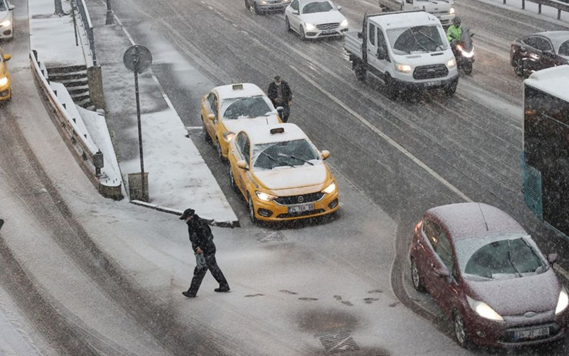 İstanbul'da kar ve dolu yağışı! Mart karı megakenti beyaza bürüdü - Resim: 1