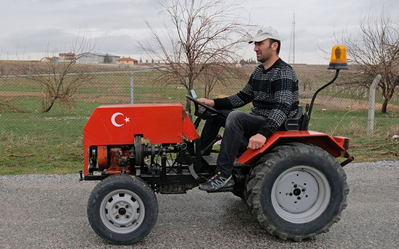 Konya'da hurda parçalarından yaptı! Mini traktör normal traktörün yapamadığını yapıyor - Resim: 1