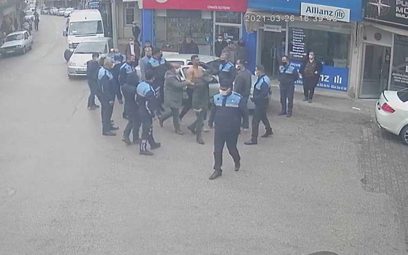 Kafasını çevirdi şok oldu! Adana'da korku dolu anlar: Yarı çıplak... - Resim: 1