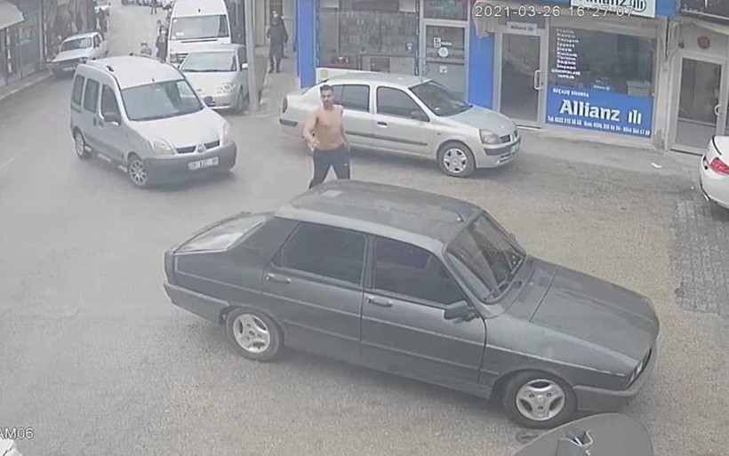 Kafasını çevirdi şok oldu! Adana'da korku dolu anlar: Yarı çıplak... - Resim: 4