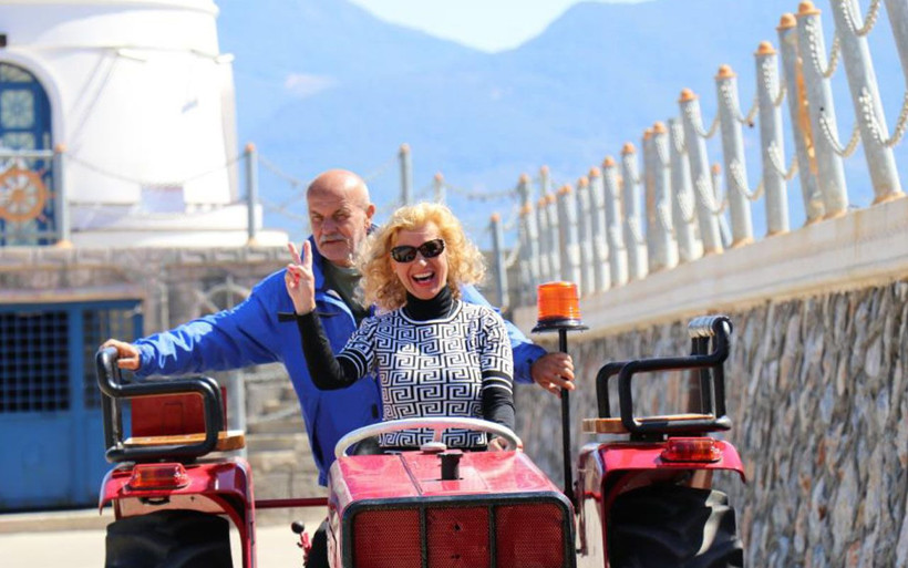 Antalya'da Alman çiftin ilginç hayali: 1976 model traktör aldı paraya kıyıp yeniledi - Resim: 1