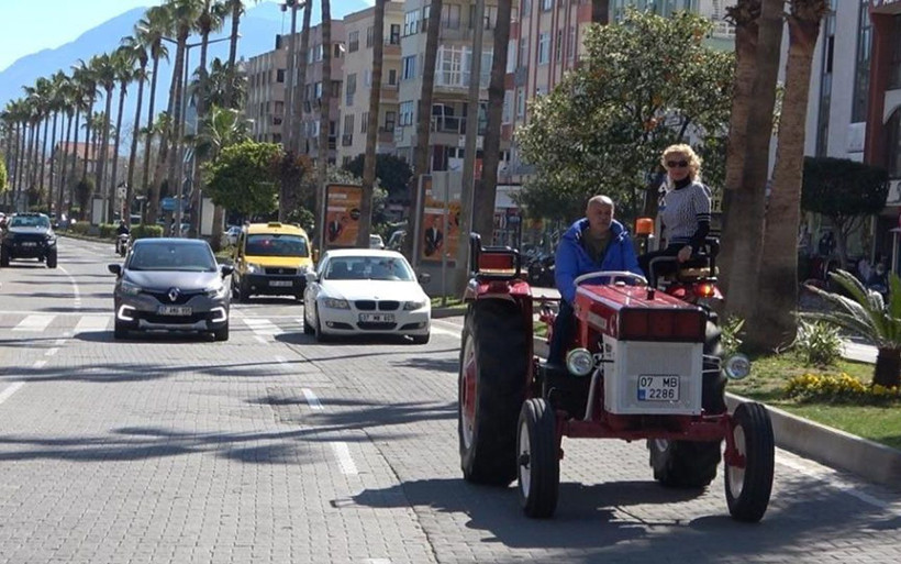 Antalya'da Alman çiftin ilginç hayali: 1976 model traktör aldı paraya kıyıp yeniledi - Resim: 2