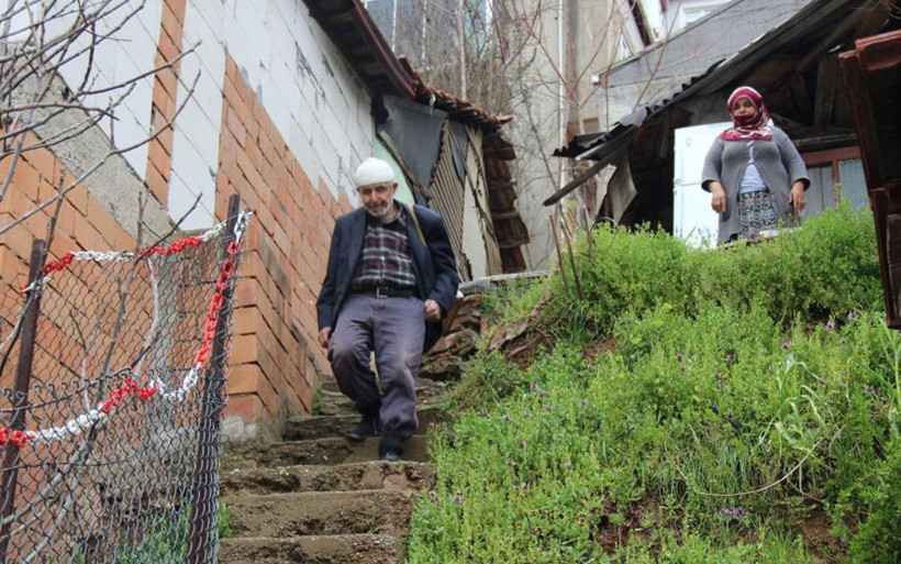Kocaeli'de tek gözü görmeyen baba bir boya sandığıyla 5 kişilik ailesine bakıyor - Resim: 2