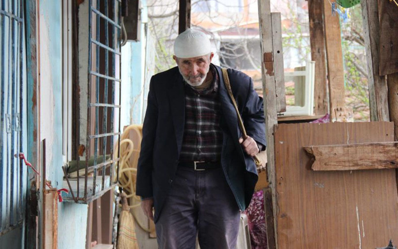 Kocaeli'de tek gözü görmeyen baba bir boya sandığıyla 5 kişilik ailesine bakıyor - Resim: 1