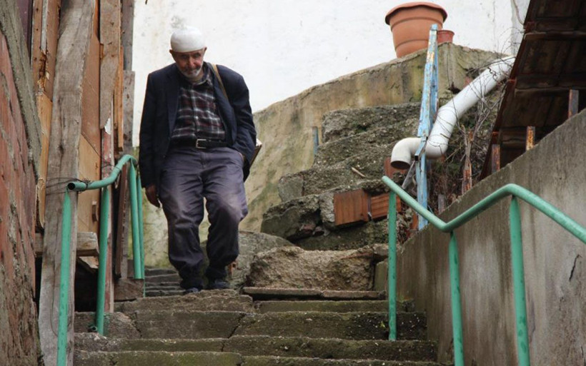 Kocaeli'de tek gözü görmeyen baba bir boya sandığıyla 5 kişilik ailesine bakıyor - Resim: 3