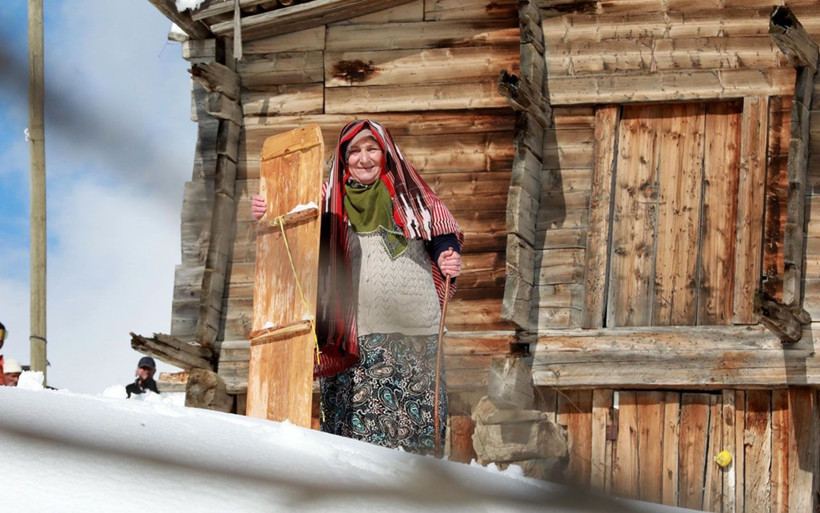 Rize'de 'Lazboard' ile kayak keyfi Petran Yaylası sakini nineden müthiş performans - Resim: 2