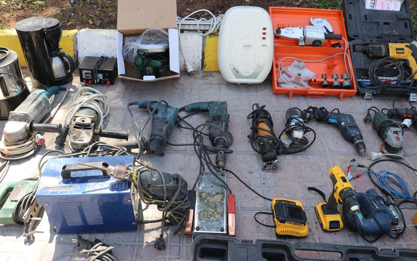 Denizli'de kamerayla korunan ev! İki kamyonet çalıntı eşya çıktı oyuncuları da soymuş - Resim: 3