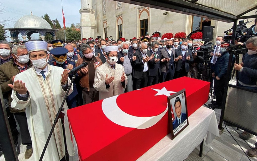 Şehit Türk Yıldızı Yüzbaşı Pilot Burak Genççelep Trabzon'da son yolculuğuna uğurlandı - Resim: 4