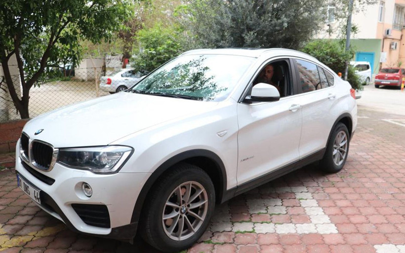 Adanalı iş insanına şok: Sıfır kilometre lüks cip hasarlı çıktı! Yazıyı astı Türkiye'yi dolaşıyor - Resim: 2