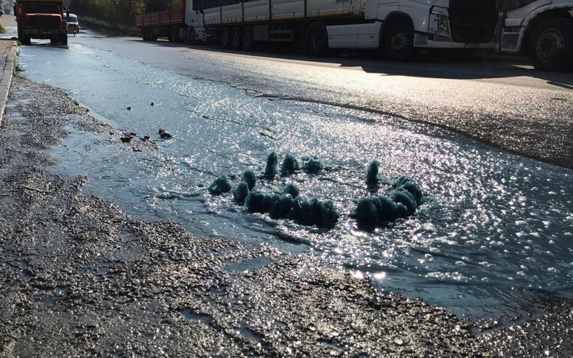 Esenyurt'ta 'mavi su' tedirginliği! Bu kez rögardan fışkırdı cadde mavi renkle boyandı - Resim: 3