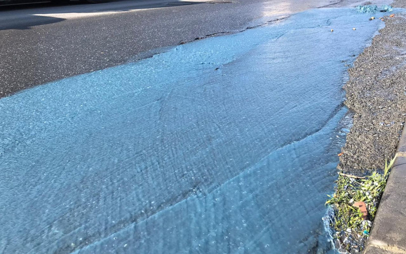 Esenyurt'ta 'mavi su' tedirginliği! Bu kez rögardan fışkırdı cadde mavi renkle boyandı - Resim: 1