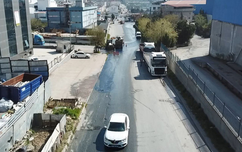 Esenyurt'ta 'mavi su' tedirginliği! Bu kez rögardan fışkırdı cadde mavi renkle boyandı - Resim: 2