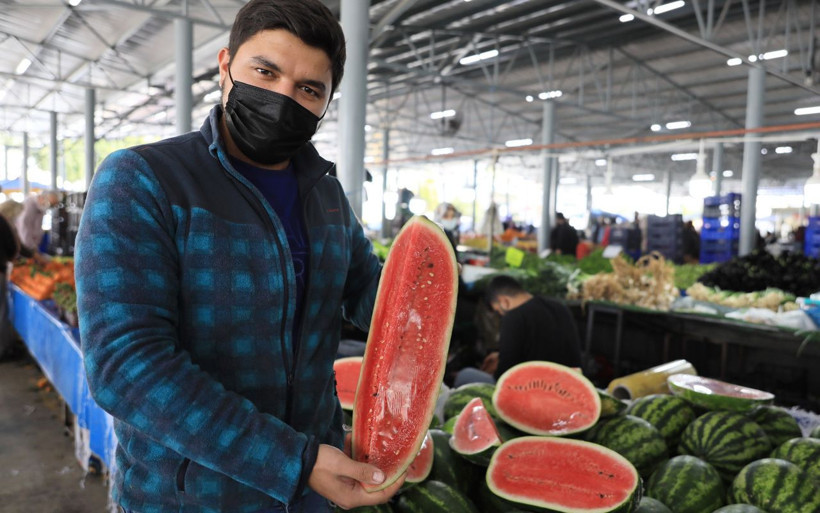 Karpuz pazar tezgahına çıktı! Tanesi 80 TL'den satılıyor tüketici dilimle almaya başladı - Resim: 1