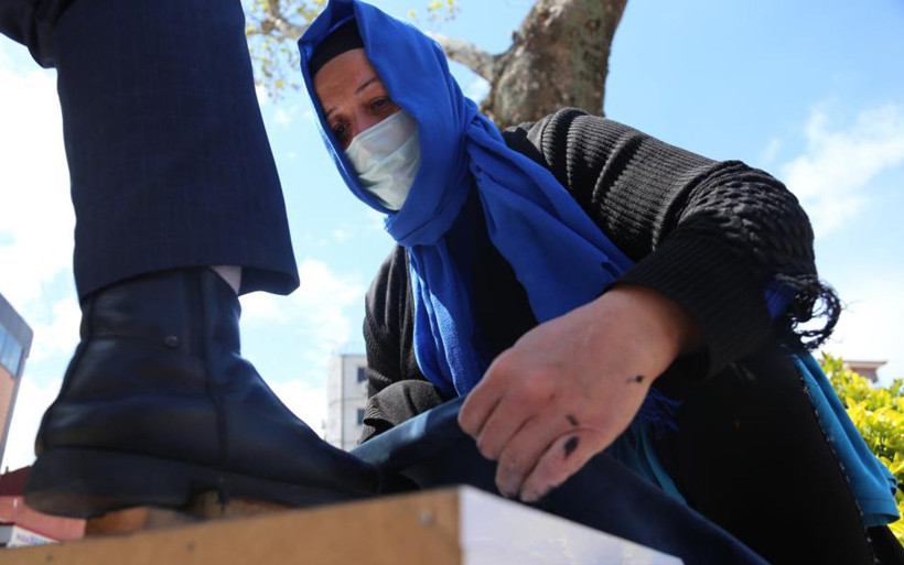 Kocaeli'de fedakar anne ayakkabı boyamak zorunda kaldı erkeklerin yüzde 50'si yadırgadı - Resim: 2