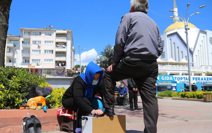 Kocaeli'de fedakar anne ayakkabı boyamak zorunda kaldı erkeklerin yüzde 50'si yadırgadı - Resim: 3
