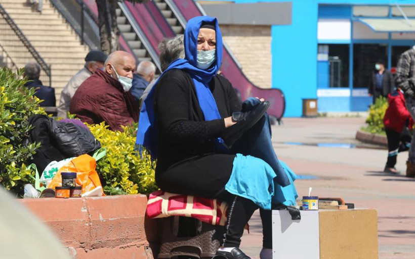 Kocaeli'de fedakar anne ayakkabı boyamak zorunda kaldı erkeklerin yüzde 50'si yadırgadı - Resim: 1