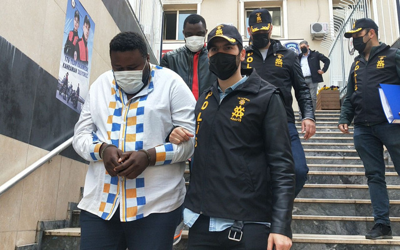 İstanbul'da Afrikalı dolandırıcılık çetesi! 4 kilo sahte altını 130 bin dolara sattılar - Resim: 3