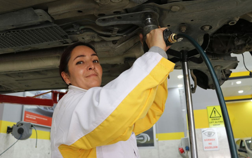 Sigorta hasar danışmanıydı oto tamircisi oldu Amasya'nın 'Meral usta'sı şaşırtıyor - Resim: 1
