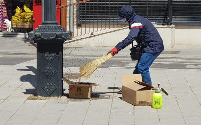 İzmit'te vatandaşları tedirgin eden görüntü! Arılar saat kulesini istila etti - Resim: 2