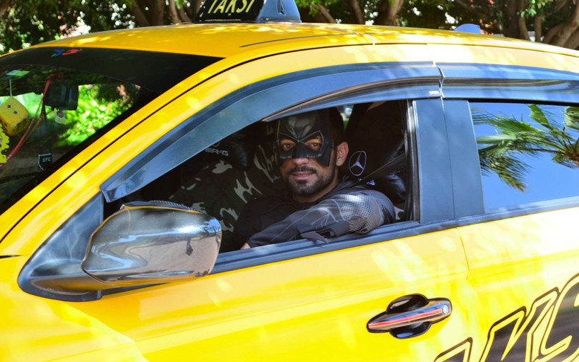 Mersin'de 'Batman taksici' görenleri şaşırttı! Moral olsun diye Batman kostümüyle geziyor - Resim: 1