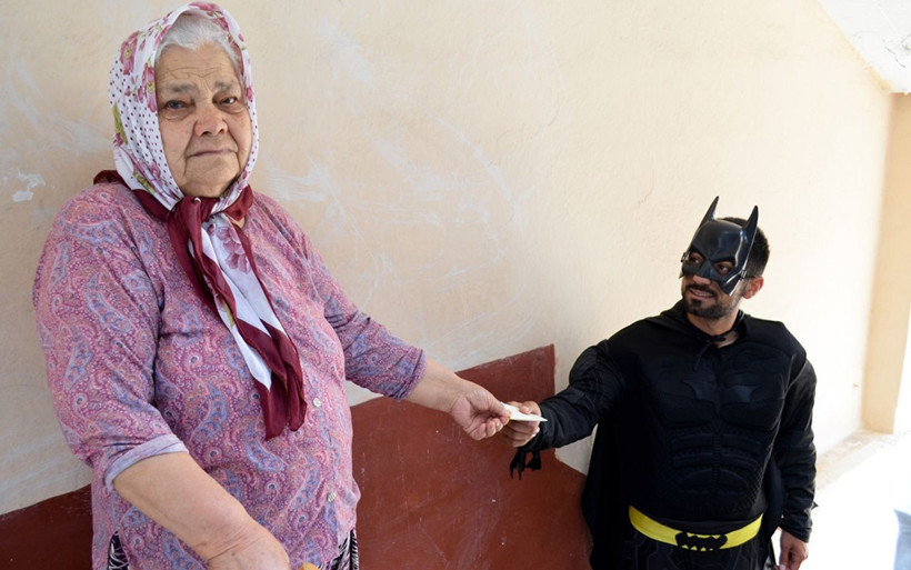Mersin'de 'Batman taksici' görenleri şaşırttı! Moral olsun diye Batman kostümüyle geziyor - Resim: 2