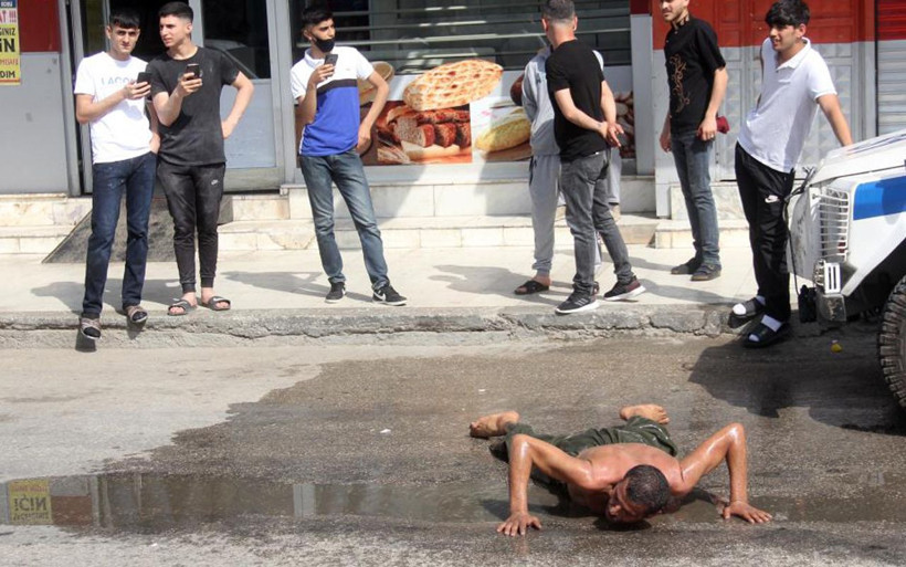 Adana'da psikolojisi bozuk şahıs evden uzaklaştırma kararı alınca ortalığı birbirine kattı - Resim: 2