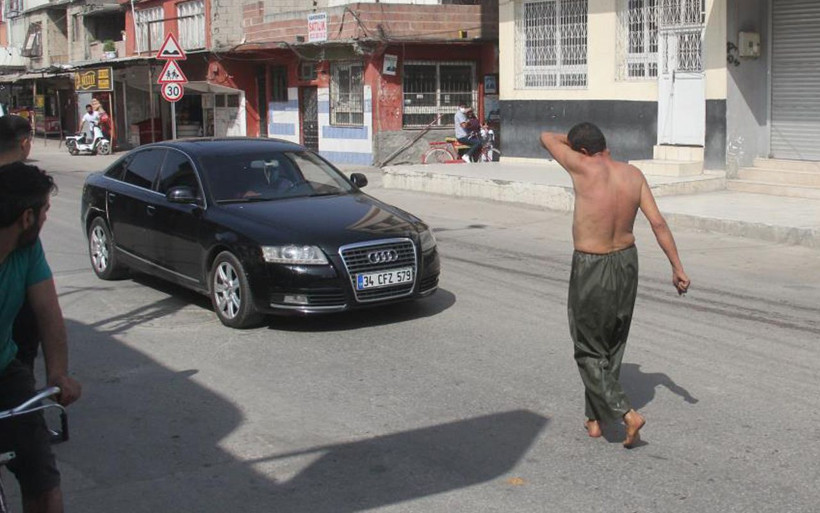 Adana'da psikolojisi bozuk şahıs evden uzaklaştırma kararı alınca ortalığı birbirine kattı - Resim: 4
