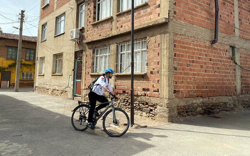 İzmir'de 'bisikletli doktor' deyince herkes tanıyor 50 kilo verdi eski halini gören inanamadı - Resim: 1