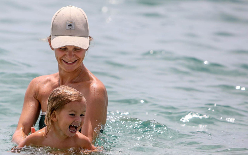 Tam kapanmada turiste kalmaya devam etti Antalya Konyaaltı Sahili'nde bugün - Resim: 1