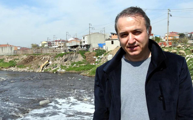 Simsiyah akıyor kokudan pencere açamıyorlar! Çorlu deresi çevre sakinine isyan ettirdi - Resim: 4