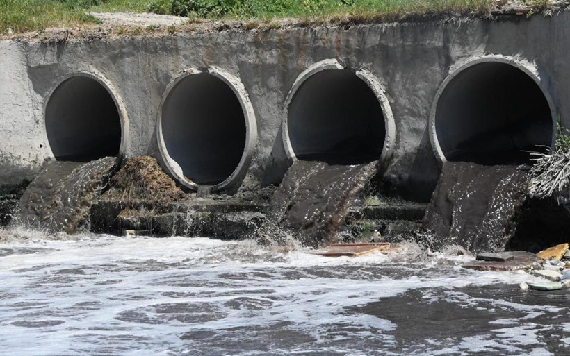 Simsiyah akıyor kokudan pencere açamıyorlar! Çorlu deresi çevre sakinine isyan ettirdi - Resim: 3