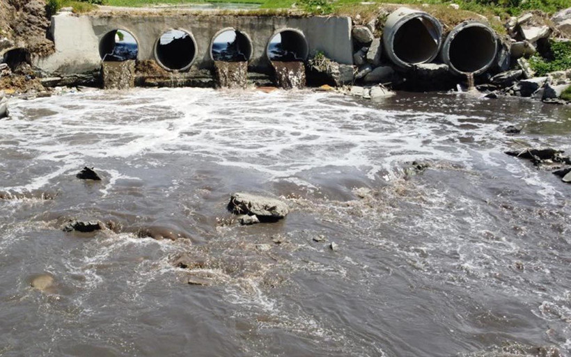 Simsiyah akıyor kokudan pencere açamıyorlar! Çorlu deresi çevre sakinine isyan ettirdi - Resim: 2