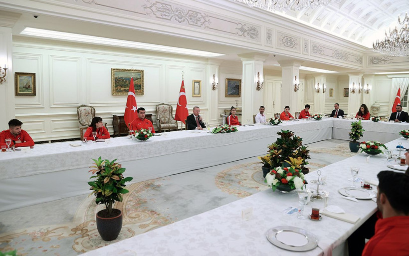Cumhurbaşkanı Erdoğan milli sporcularla iftar yaptı - Resim: 1