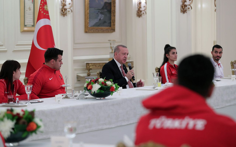 Cumhurbaşkanı Erdoğan milli sporcularla iftar yaptı - Resim: 2