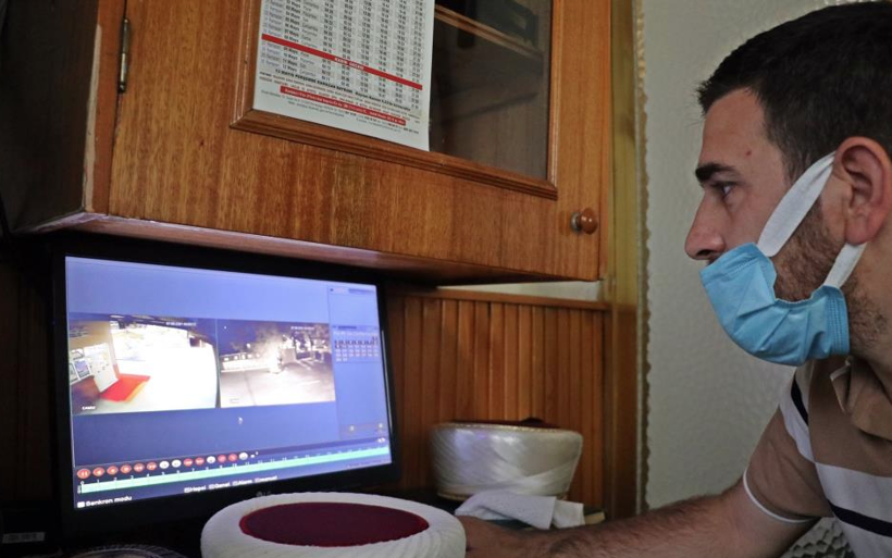 Caminin duvarlarına dadanan genç imam ve müezzini canından bezdirdi - Resim: 2