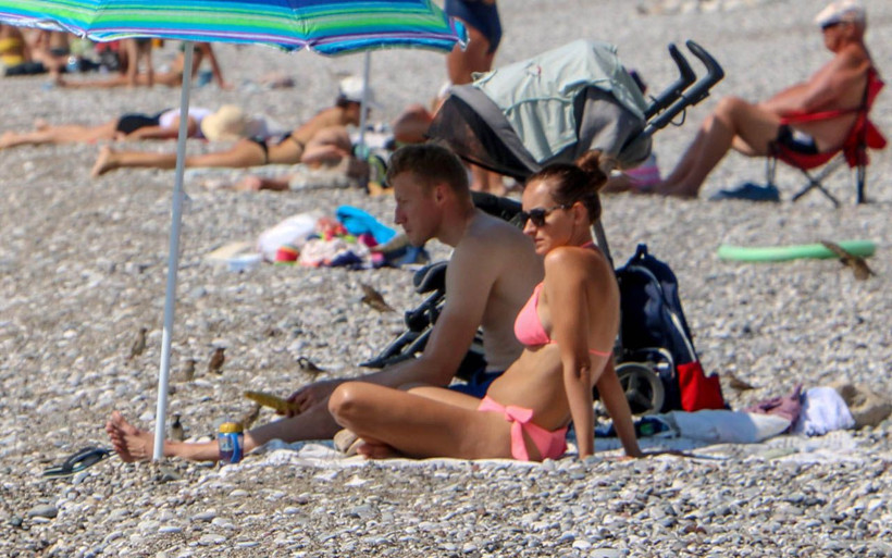 Antalya Konyaaltı Sahili bayramın ikinci gününde de  turistlerin oldu - Resim: 2