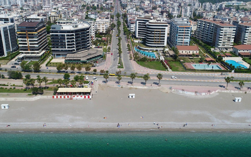 Antalya Konyaaltı Sahili bayramın ikinci gününde de  turistlerin oldu - Resim: 1