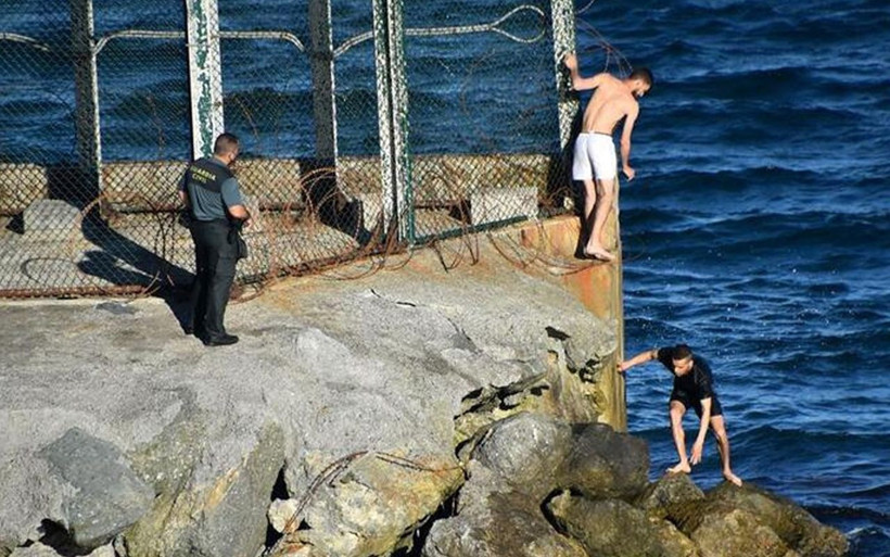 Bir günde rekor sayı! Kimi yürüdü, kimi yüzdü: Gitmesem ölecektim - Resim: 4