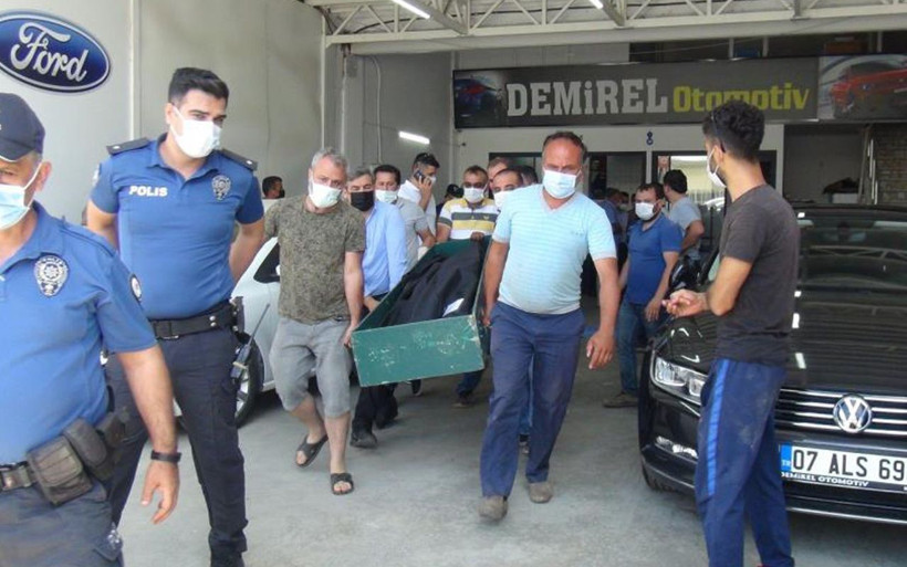 Antalya'da oto galericinin korkunç akıbeti! Merdivenle içeri bakan esnafın kanı dondu - Resim: 2