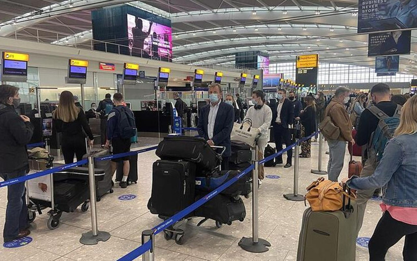 İngiltere'den gelen görüntüler şoke etti! Saatlerce Hindistan'dan gelenlerle bekletildiler - Resim: 4