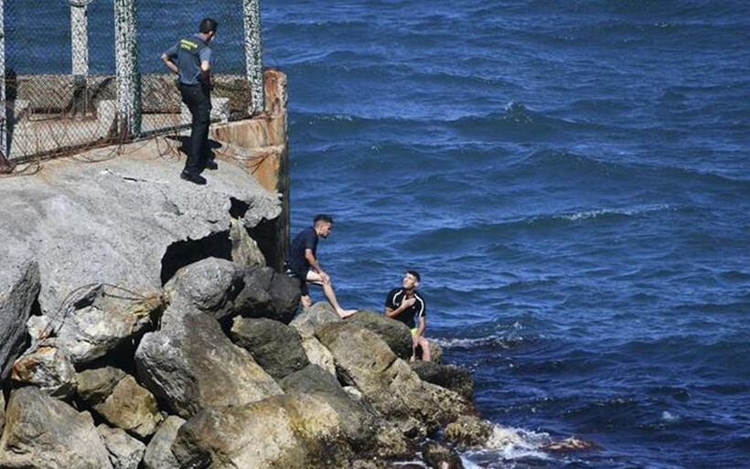 Bir günde rekor sayı! Kimi yürüdü, kimi yüzdü: Gitmesem ölecektim - Resim: 3