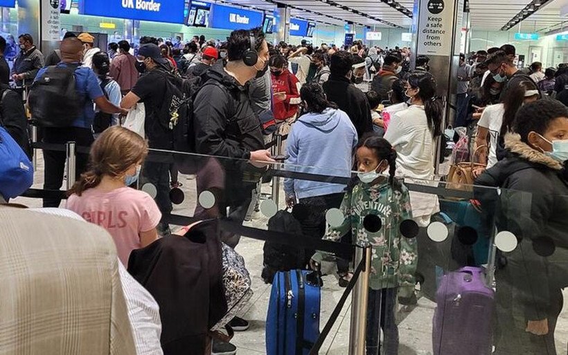 İngiltere'den gelen görüntüler şoke etti! Saatlerce Hindistan'dan gelenlerle bekletildiler - Resim: 2