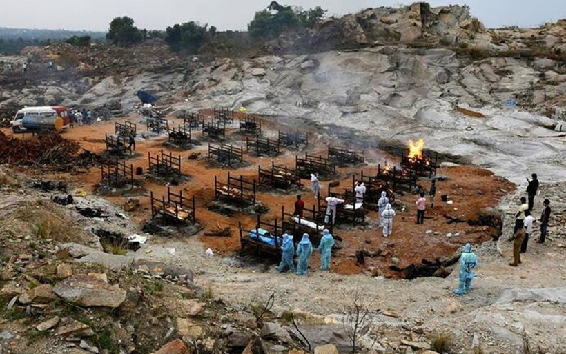 Hindistan Ganj Nehri'nde inanılmaz görüntü: Köpekler ve kuşlar koronalı cesetleri yiyor! - Resim: 3