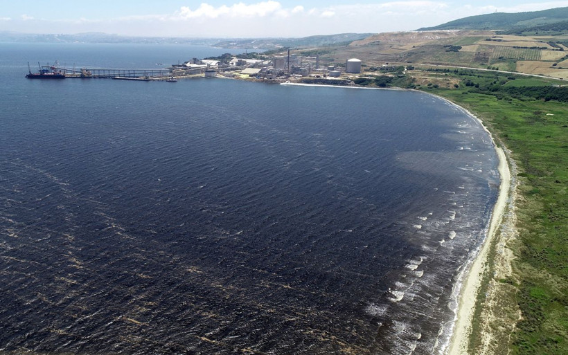 Bandırma sahilinde kumun rengi siyaha döndü müsilaj mahvetti - Resim: 1