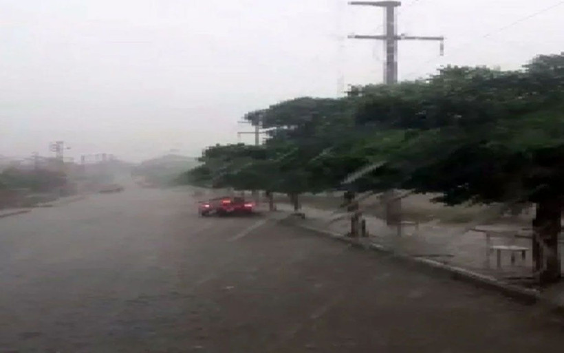 Silivri'de dolu yağışı! Ceviz büyüklüğünde yağdı benzin istasyonlarına sığındılar - Resim: 1