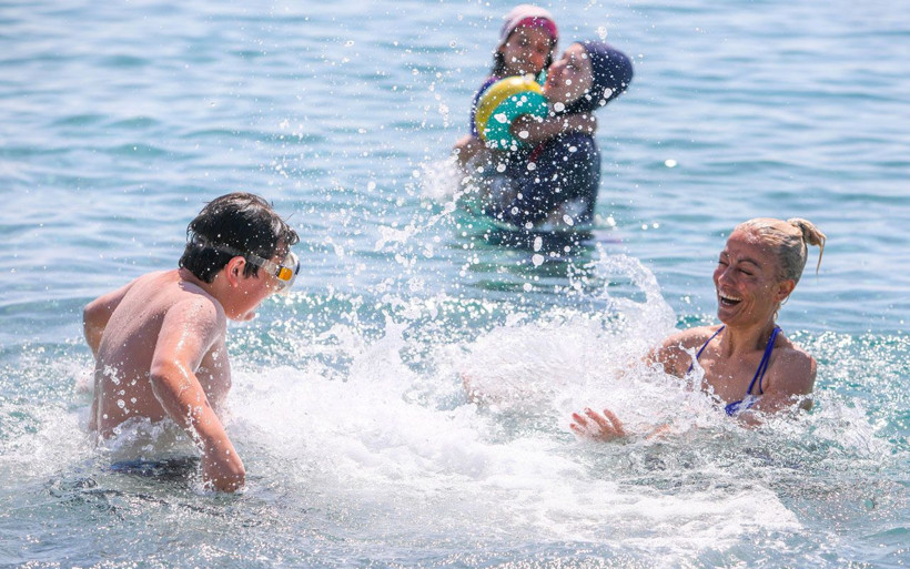 Antalya'da sıcaklık 41 dereceyi gördü sahiller doldu - Resim: 1